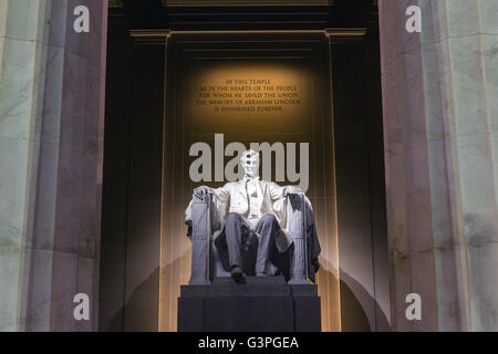 Lincoln Memorial Innenansicht zeigt Statue von Präsident Abraham Lincoln in der Morgendämmerung in Washington, DC. Stockfoto