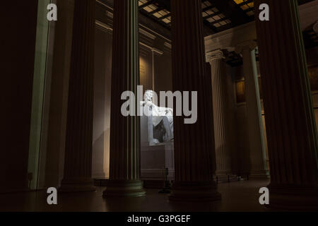 Lincoln Memorial Innenansicht zeigt Statue von Präsident Abraham Lincoln in der Morgendämmerung in Washington, DC. Stockfoto