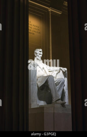 Lincoln Memorial Innenansicht zeigt Statue von Präsident Abraham Lincoln in der Morgendämmerung in Washington, DC. Stockfoto