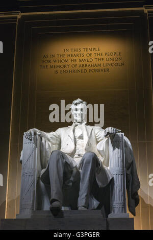 Lincoln Memorial Innenansicht zeigt Statue von Präsident Abraham Lincoln in der Morgendämmerung in Washington, DC. Stockfoto