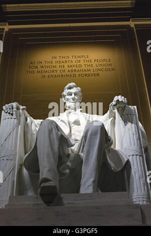 Lincoln Memorial Innenansicht zeigt Statue von Präsident Abraham Lincoln in der Morgendämmerung in Washington, DC. Stockfoto