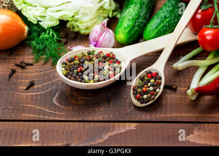 Schönen Hintergrund gesunde organische Essen. Studio Fotografie verschiedener Gemüse und einer Mischung aus Paprika in Löffel aus Holz Stockfoto