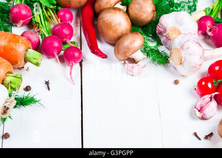 Schönen Hintergrund gesunde organische Essen. Studio Fotografie im Rahmen verschiedener Gemüse und Pilzen auf dem weißen Boa Stockfoto