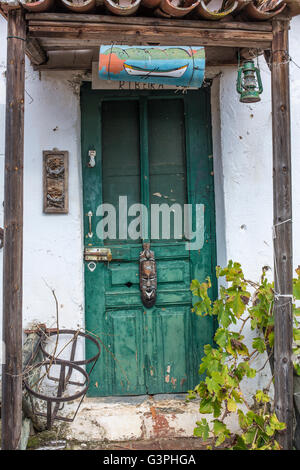 Vorderhaus in der Stadt Mertola mit maurischen Burg neben dem Fluss Guadiana, Algarve, Süd-Portugal, Europa. Stockfoto