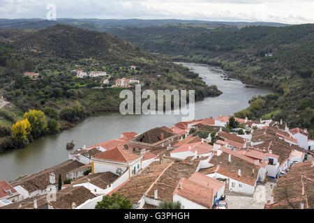 Stadt von Mértola von der maurischen Burg neben dem Fluss Guadiana, Algarve, Süd-Portugal, Europa. Stockfoto