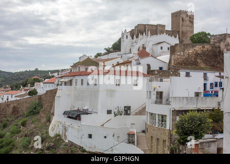 Die Stadt und die maurische Burg von Mértola neben dem Fluss Guadiana, Algarve, Süd-Portugal, Europa. Stockfoto