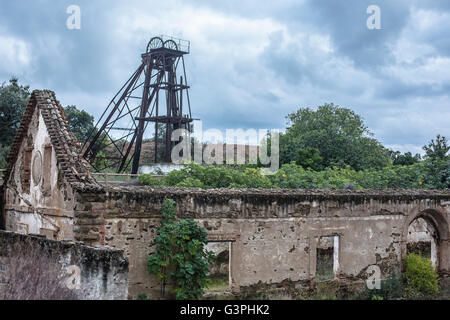 Beschädigte Gebäude in São Domingos Mine, eine verlassene Tagebau-mine in Mértola, Alentejo, Portugal. Stockfoto