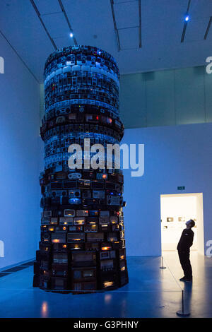 London, UK. 14. Juni 2016. Ein Tate-Mitarbeiter schaut Babel, 2001, von Cildo Meireles, im Kesselhaus (Altbau). Drücken Sie die Vorschau des neuen Gebäudes, das Schalter-Haus in der Tate Modern, die dieses Wochenende für die Öffentlichkeit zugänglich wird. Stockfoto