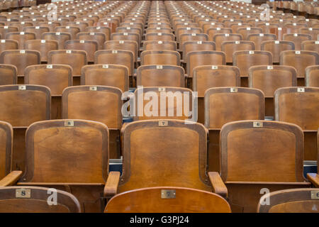 Antike Woodend Auditorium Sitze gerade auf mit Fokus auf vorderen Stuhl in Mitte Stockfoto