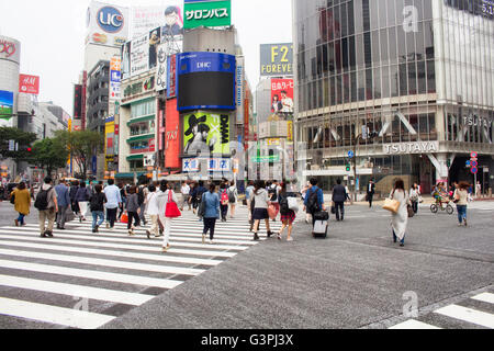 Tokio - Mai 2016: Berühmte Shibuya Kreuzung am 28. Mai 2016 Stockfoto