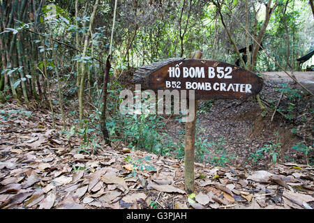 Zeichen, 'Bombentrichter', Tunnelsystem von Chu Chi, Vietcong-Tunnel in der Nähe von Saigon, Ho-Chi-Minh-Stadt, Vietnam, Südostasien Stockfoto