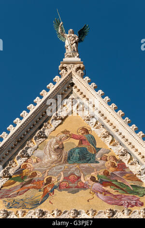 Giebel der Fassade der Kathedrale von Siena, Duomo di Siena mit Mosaik, Krönung der Jungfrau von Luigi Mussini, Tuscany darstellt Stockfoto