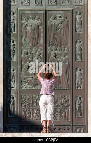 Touristen, die die Bilder von der Bronze-Portal der Kathedrale von Siena, Duomo di Siena, Toskana, Italien, Europa Stockfoto