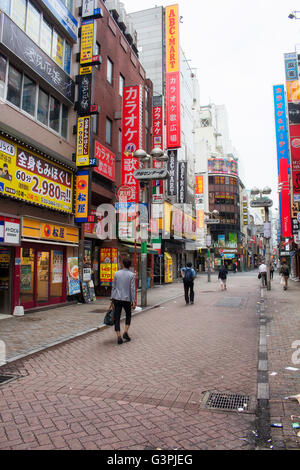 Tokio - Mai 2016: Einer der Seitenstraßen in Shibuya Gegend am 28. Mai 2016 Stockfoto