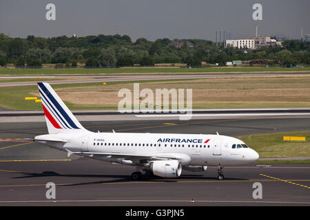 AirFrance Flugzeuge, Airbus A318, auf der Landebahn, Rollbahn, Flughafen Düsseldorf, Rheinland, Nordrhein-Westfalen Stockfoto