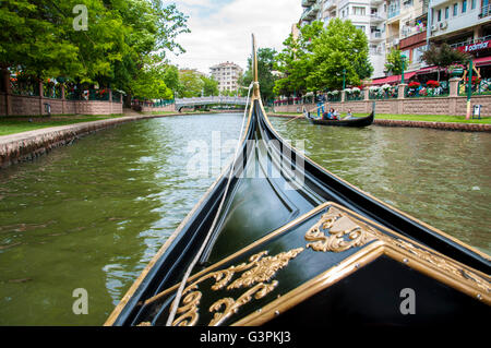 Gondeln sind im Fluss Porsuk Segeln. Stockfoto