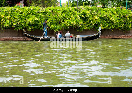 Gondeln sind im Fluss Porsuk Segeln. Stockfoto