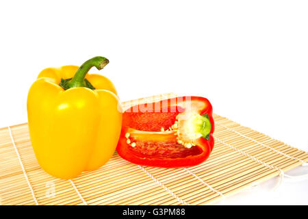 Gelbe und rote Paprika isoliert auf weißem Hintergrund Stockfoto