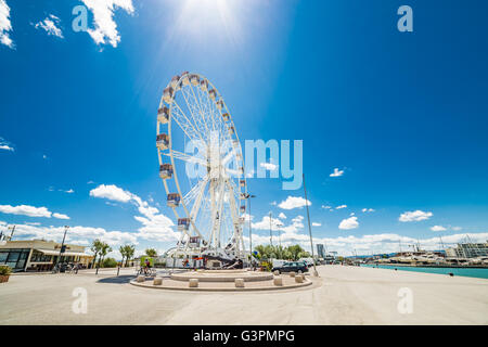 Malerischen Frühling-Blick auf das Riesenrad über den Kanalhafen in Rimini, Italien Stockfoto