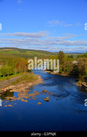 Schönen schottischen Flusses Tummel Pitlochry Schottland UK im Sommer bei blauem Himmel Stockfoto