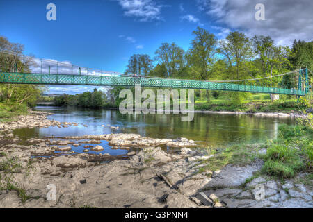 Schönen schottischen Flusses Pitlochry Schottland UK River Tummel in Perth und Kinross im Sommer bunte HDR Stockfoto