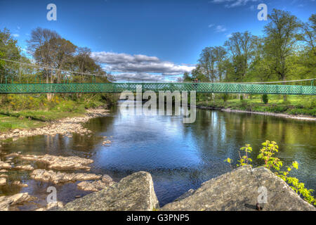 Pitlochry Schottland UK schöne River Tummel in Perth und Kinross ein beliebtes Reiseziel im Sommer bunte HDR Stockfoto