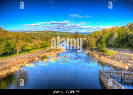 Pitlochry Schottland UK schöne River Tummel in Perth und Kinross ein beliebtes Reiseziel im Sommer bunte HDR Stockfoto