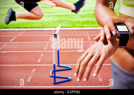 Zusammengesetztes Bild von Close Up auf eine Sportlerin tragen einer angeschlossenen Uhr Stockfoto