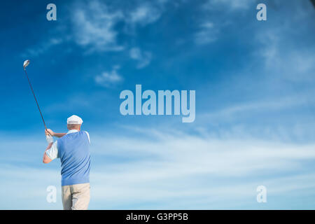 Rückansicht des Menschen Golf spielen Stockfoto