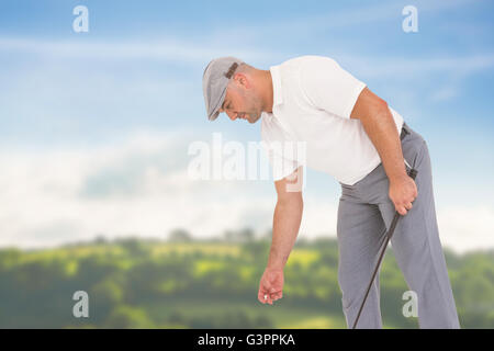 Zusammengesetztes Bild der Golfspieler Abholung Golfball Stockfoto