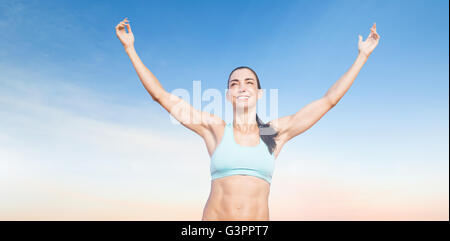Zusammengesetztes Bild des Porträts von glücklich Sportlerin ist Arme anheben. Stockfoto