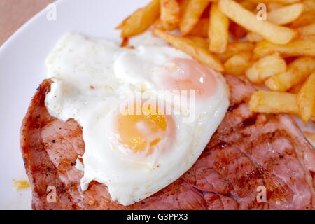 Gammon-Ei und Pommes frites Stockfoto