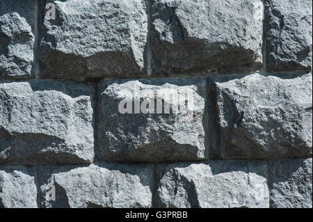 alte Mauer aus großen schwarzen verschiedenen Steinen Oberfläche Hintergrund Stockfoto