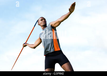 Zusammengesetztes Bild der Athlet Mann wirft einen Speer Stockfoto