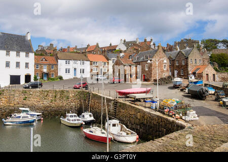 Alte Fischerhütten rund um Hafen mit vertäuten Fischerbooten im alten Dorf am Firth of Forth Küste. Crail Fife Schottland, Vereinigtes Königreich Stockfoto