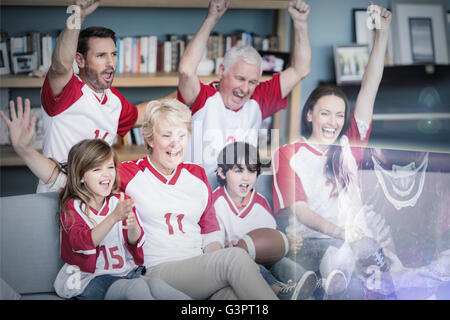 Zusammengesetztes Bild der Familie befinden sich Sport im Fernsehen gerade Stockfoto