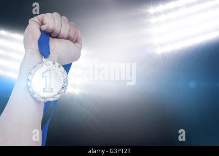 Nahaufnahme der Hand, die olympische Goldmedaille Stockfoto