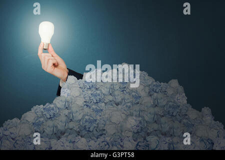 Zusammengesetztes Bild von Hand mit Energiesparlampe Stockfoto