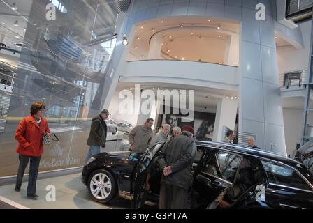 Mercedes-Benz Center in Mailand, der größte Vertriebs- und Vertretung Mitte der Marke Mercedes-Benz von Süd-Europa Stockfoto