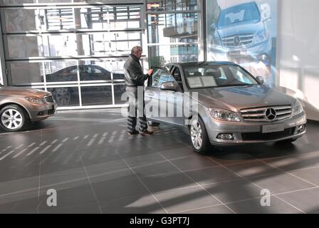 Mercedes-Benz Center in Mailand, der größte Vertriebs- und Vertretung Mitte der Marke Mercedes-Benz von Süd-Europa Stockfoto