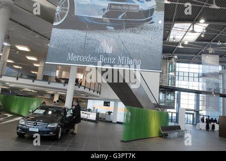 Mercedes-Benz Center in Mailand, der größte Vertriebs- und Vertretung Mitte der Marke Mercedes-Benz von Süd-Europa Stockfoto