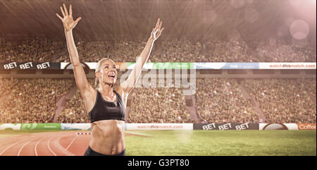 Sportlerin posiert nach Sieg Stockfoto
