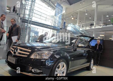 Mercedes-Benz Center in Mailand, der größte Vertriebs- und Vertretung Mitte der Marke Mercedes-Benz von Süd-Europa Stockfoto