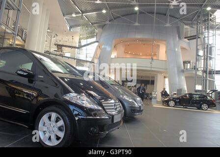 Mercedes-Benz Center in Mailand, der größte Vertriebs- und Vertretung Mitte der Marke Mercedes-Benz von Süd-Europa Stockfoto