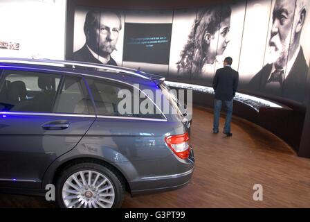 Mercedes-Benz Center in Mailand, der größte Vertriebs- und Vertretung Mitte der Marke Mercedes-Benz von Süd-Europa Stockfoto