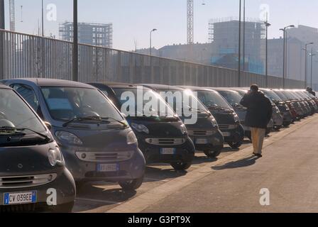 Mercedes-Benz Center in Mailand, der größte Vertriebs- und Vertretung Mitte der Marke Mercedes-Benz von Süd-Europa Stockfoto