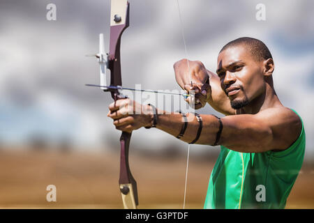 Zusammengesetztes Bild Nahaufnahme des Menschen üben Bogenschießen Stockfoto