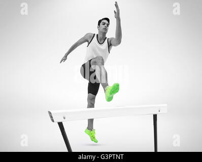 Sportler, die auf weißem Hintergrund Stockfoto