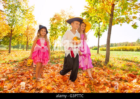 Kinder in Kostümen während Halloween, Wald Stockfoto