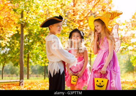 Kinder lachen in Halloween-Kostümen zusammen Stockfoto